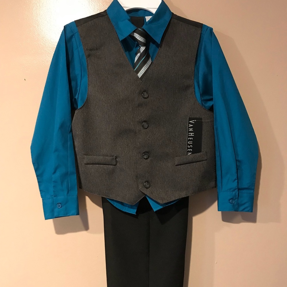 Van Heusen - Boys 4 Piece Set. NWT